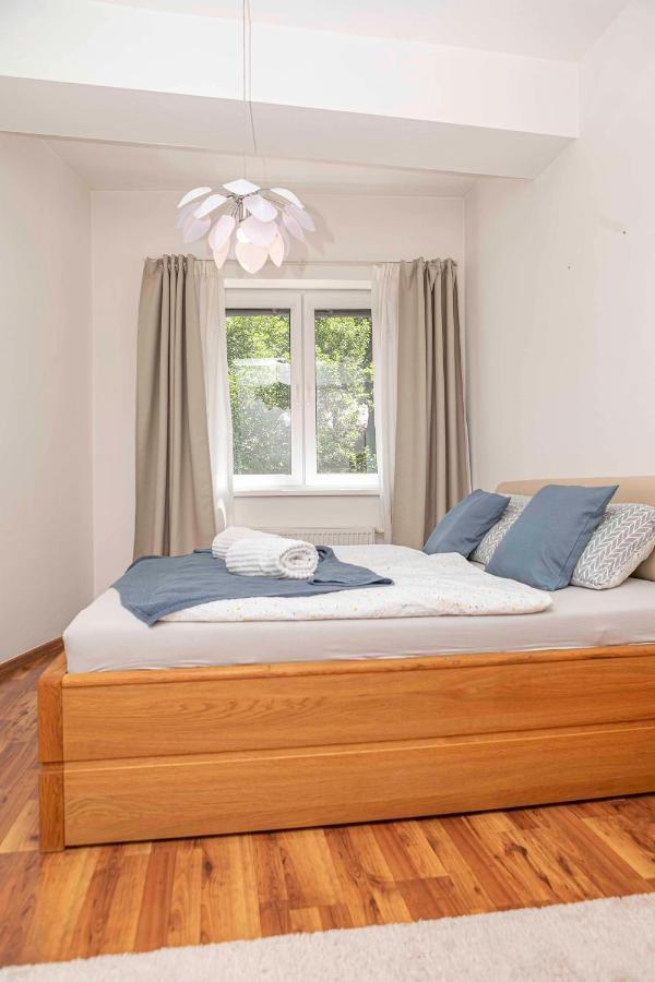 Castle View Apartment With Free Parking Братислава Екстер'єр фото
